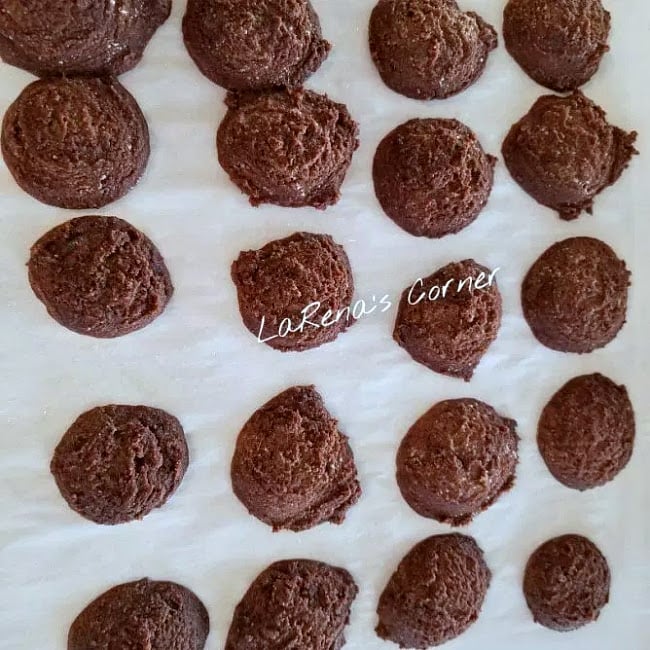 Gluten-Free Chocolate Mint Cookies made with egg whites, almond flour and peppermint make a nice crisp cookie. Refined sugar-free and dairy-free. Gluten-Free Chocolate Mint Cookies on a cookie sheet