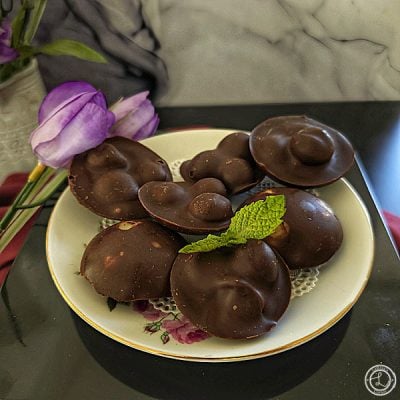 Chocolate Macadaimia Nut Clusters